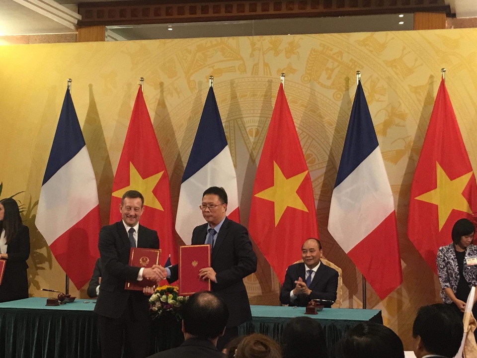 Quyết tâm đưa trường Đại học Việt Pháp lên đẳng cấp quốc tế - 1
Ngài Bertrand Lortholary, Đại sứ Cộng Hòa Pháp tại Việt Nam và GS. VS. Châu Văn Minh, Chủ tịch Viện Hàn Lâm Khoa học và Công nghệ Việt Nam ký kết giai đoạn 2 về phát triển USTH