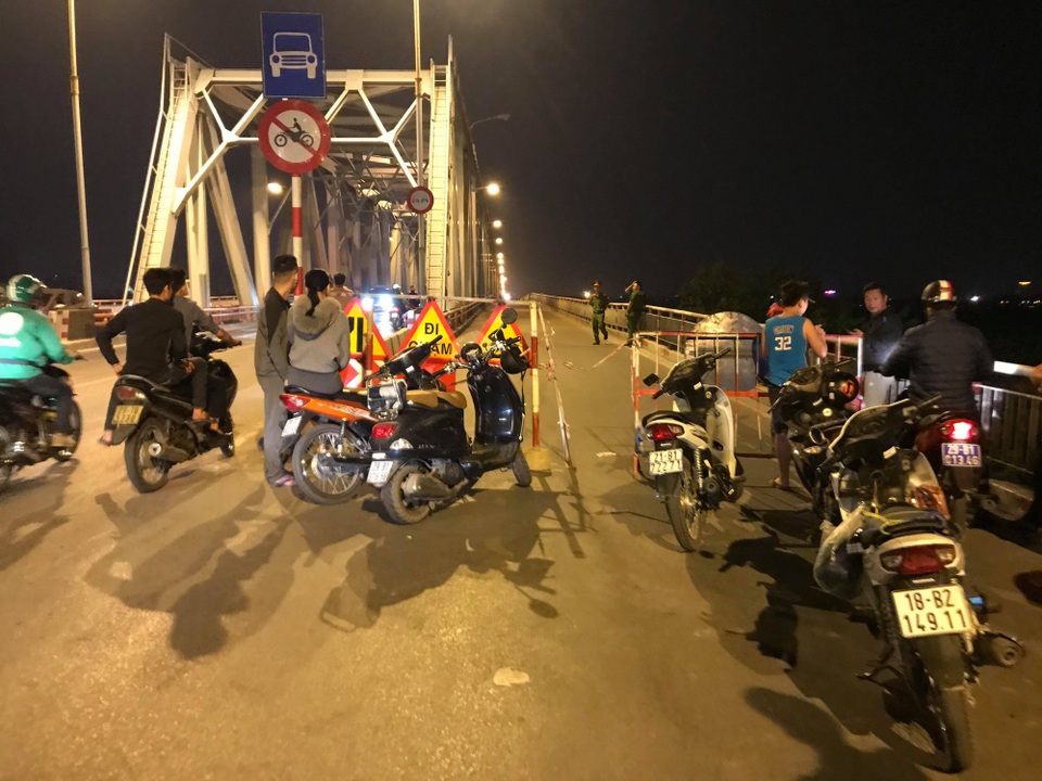Hà Nội: Ô tô rơi khỏi cầu Chương Dương, nghi vài người mắc kẹt trong xe - 3
Nhiều người dân nán lại theo dõi việc tìm kiếm chiếc xe và những người trên xe
