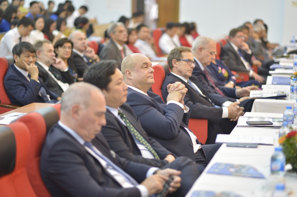 Quyết tâm đưa trường Đại học Việt Pháp lên đẳng cấp quốc tế - 2
Các đại biểu đoàn Chính phủ Pháp đến trường ĐH Việt Pháp sáng ngày 3/11
