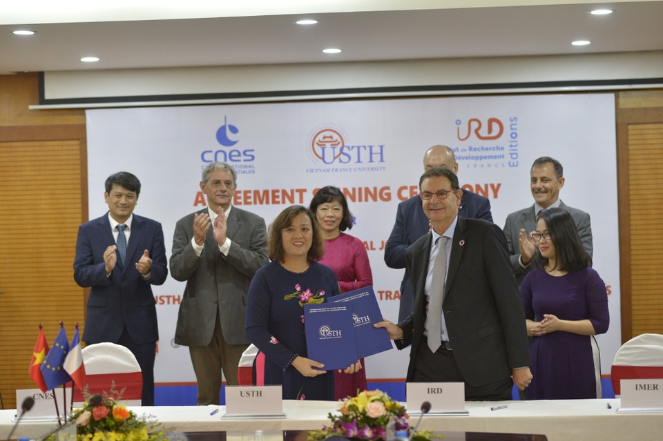 Quyết tâm đưa trường Đại học Việt Pháp lên đẳng cấp quốc tế - 4
USTH triển khai ký Thỏa thuận hợp tác với Viện nghiên cứu và Phát triển Pháp (IRD) và nhiều đối tác khác để thành lập các phòng thí nghiệm liên kết quốc tế.