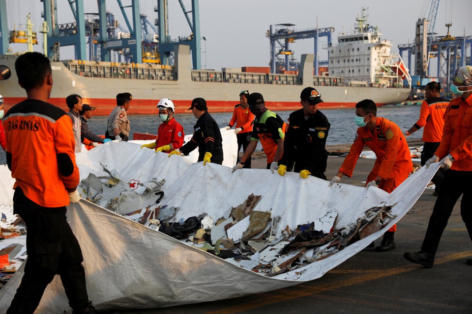 Mảnh vỡ máy bay Boeing gặp nạn của hãng Lion Air (Ảnh: Reuters)