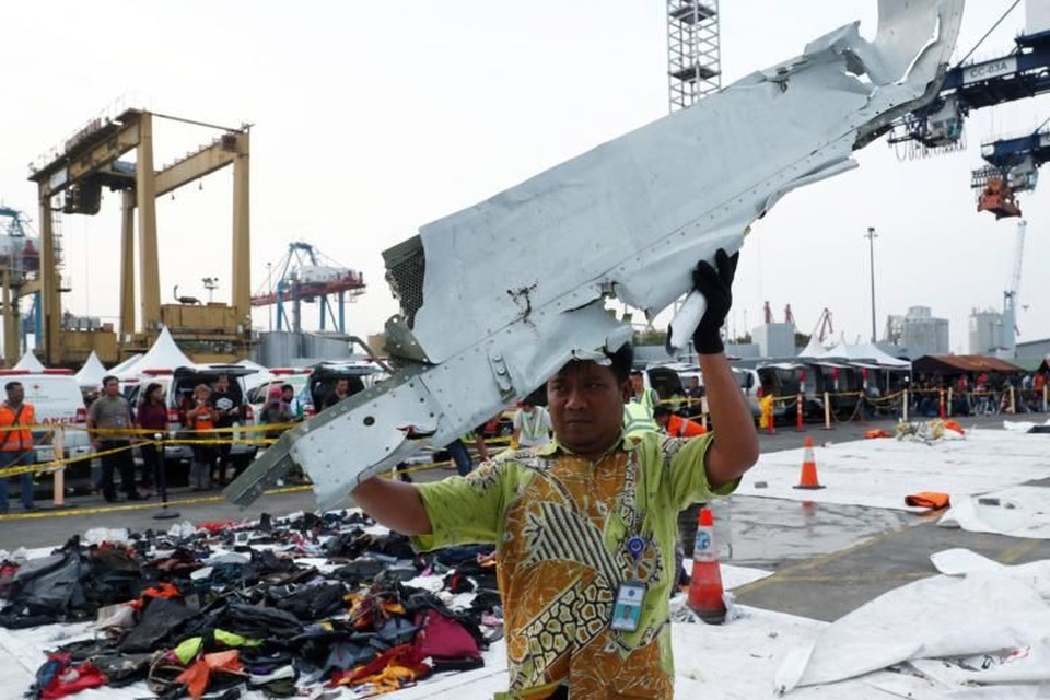 Máy bay Lion Air có thể đã lao xuống biển với tốc độ 1.000km/h - 1
Lực lượng tìm kiếm đã trục vớt được nhiều mảnh vỡ của máy bay. (Ảnh: Reuters)