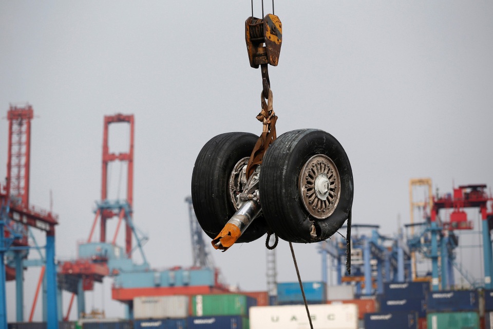 
Phần bánh máy bay gặp nạn của hãng hàng không Lion Air được vớt lên từ biển ở Indonesia. (Ảnh: Reuters)

