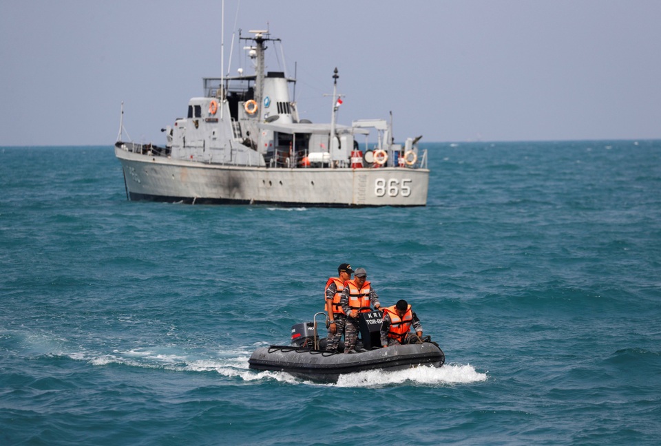 
Indonesia huy động các tàu và xuồng tìm kiếm vùng biển nghi có xác máy bay.
