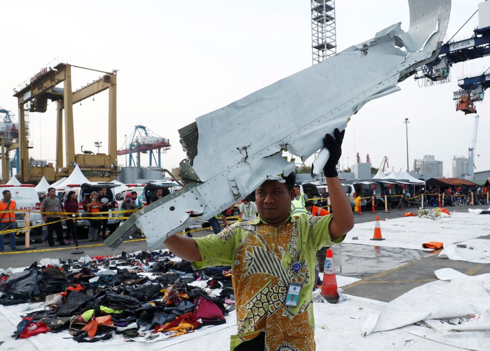 
Một mảnh vỡ máy bay được tìm thấy và đưa lên bờ.

 
