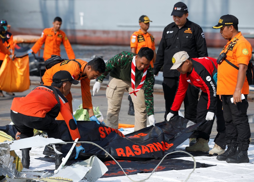 
Thi thể các nạn nhân được đặt trong túi xác.
