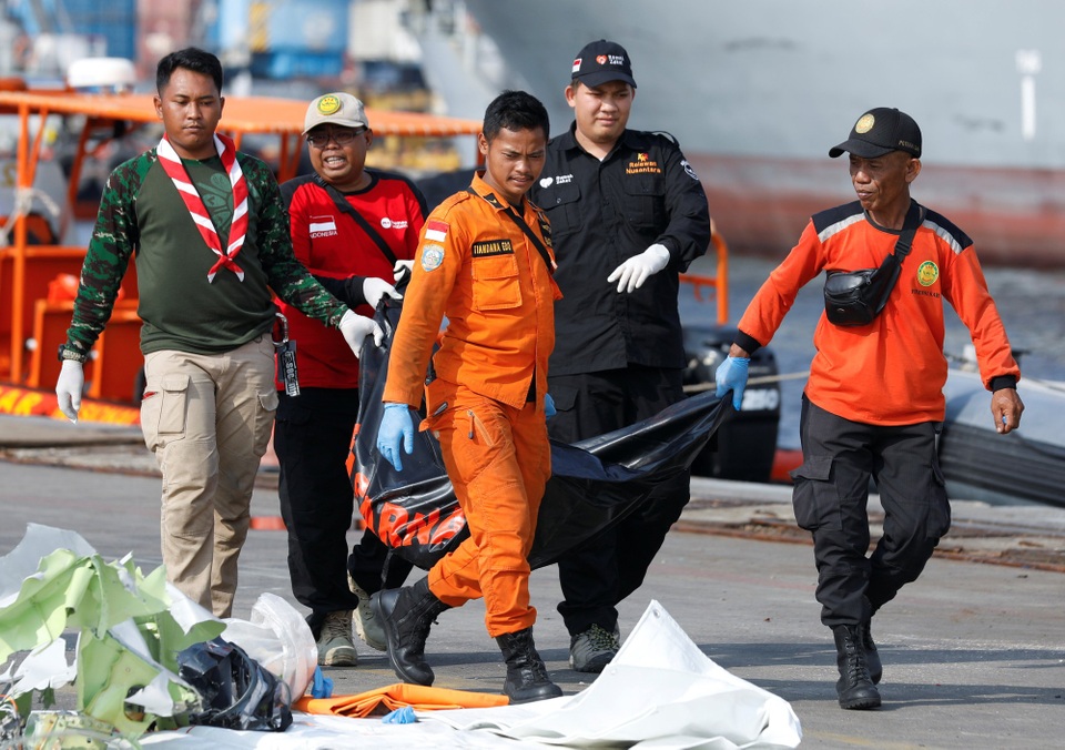 
Các thi thể vớt từ dưới biển lên đã được đặt trong khoảng 65 túi xác.
