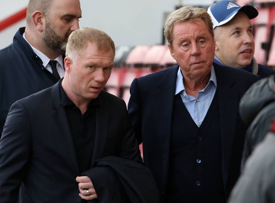 Nhìn lại chiến thắng thót tim của Man Utd trước Bournemouth - 4 
Paul Scholes và Harry Redkanpp, những chuyên gia bình luận của các hãng truyền thông tại Anh tới Vitality làm nhiệm vụ