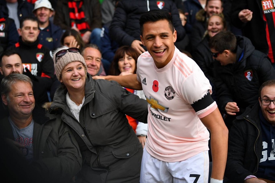Nhìn lại chiến thắng thót tim của Man Utd trước Bournemouth - 5 
Sanchez tươi cười khi lao ra biên trong một pha bóng quá đà, tiền đạo người Chile đá cắm ở đội hình của Man Utd ở trận đấu này