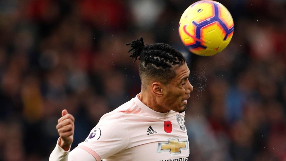 Nhìn lại chiến thắng thót tim của Man Utd trước Bournemouth - 9 
Smalling trong một pha không chiến, hậu vệ người Anh đã thi đấu quá tệ cùng người đá cặp Lindelof, cả hai đều thường xuyên bị đối phương qua mặt