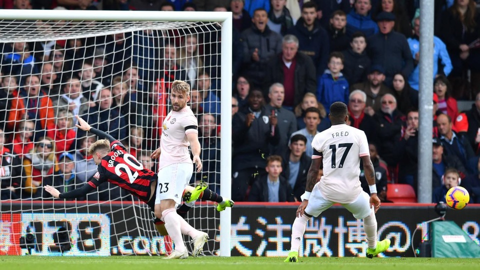 Nhìn lại chiến thắng thót tim của Man Utd trước Bournemouth - 11 
Brooks bị ngã trong vòng cấm địa của Man Utd nhưng không có phạt đền dành cho đội chủ nhà