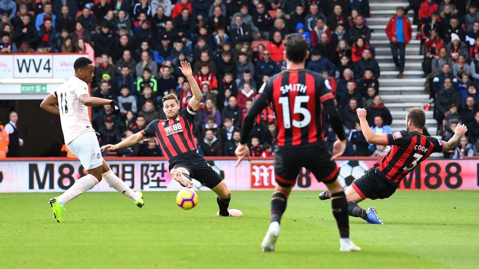 Nhìn lại chiến thắng thót tim của Man Utd trước Bournemouth - 12 
Phút 35, Martial giúp Man Utd gỡ hòa sau cú đệm bóng chính xác từ đường chuyền của Sanchez