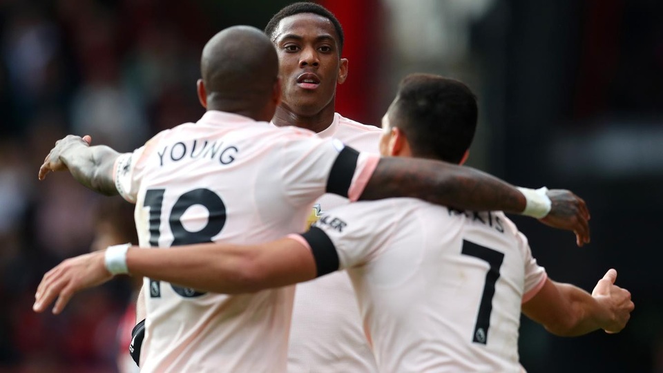 Nhìn lại chiến thắng thót tim của Man Utd trước Bournemouth - 13 
Niềm vui của các cầu thủ Man Utd với bàn thắng gỡ hòa hòa ngay trong hiệp một
