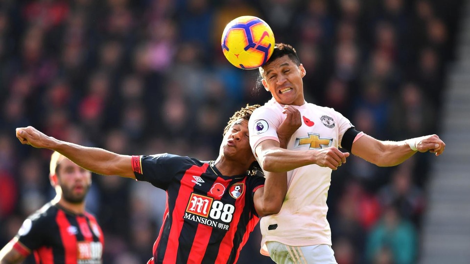 Nhìn lại chiến thắng thót tim của Man Utd trước Bournemouth - 14 
Sanchez thi đấu rất nỗ lực trong hiệp một trong vai trò của một tiền đạo cắm
