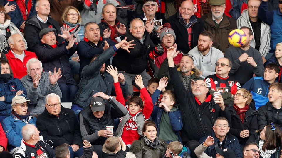 Nhìn lại chiến thắng thót tim của Man Utd trước Bournemouth - 18 
Cổ động viên tại Vitality cổ vũ nhiệt tình cho cầu thủ hai đội