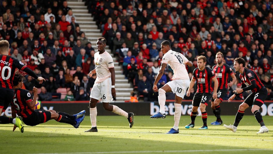 Nhìn lại chiến thắng thót tim của Man Utd trước Bournemouth - 19 
Rashford lỡ cơ hội ghi bàn ngon ăn khi sút trúng người Ake trong khi cầu môn đã mở rộng do Begovic ngã chưa kịp đứng dậy