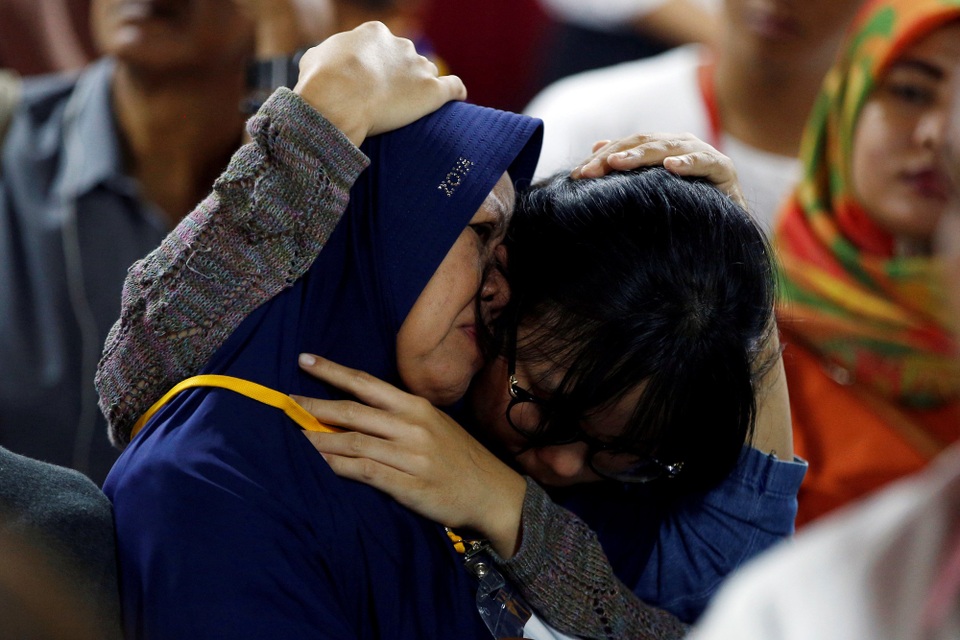 
Sự đau buồn của người nhà các nạn nhân vụ máy bay rơi khi chờ tin tức về người thân.
