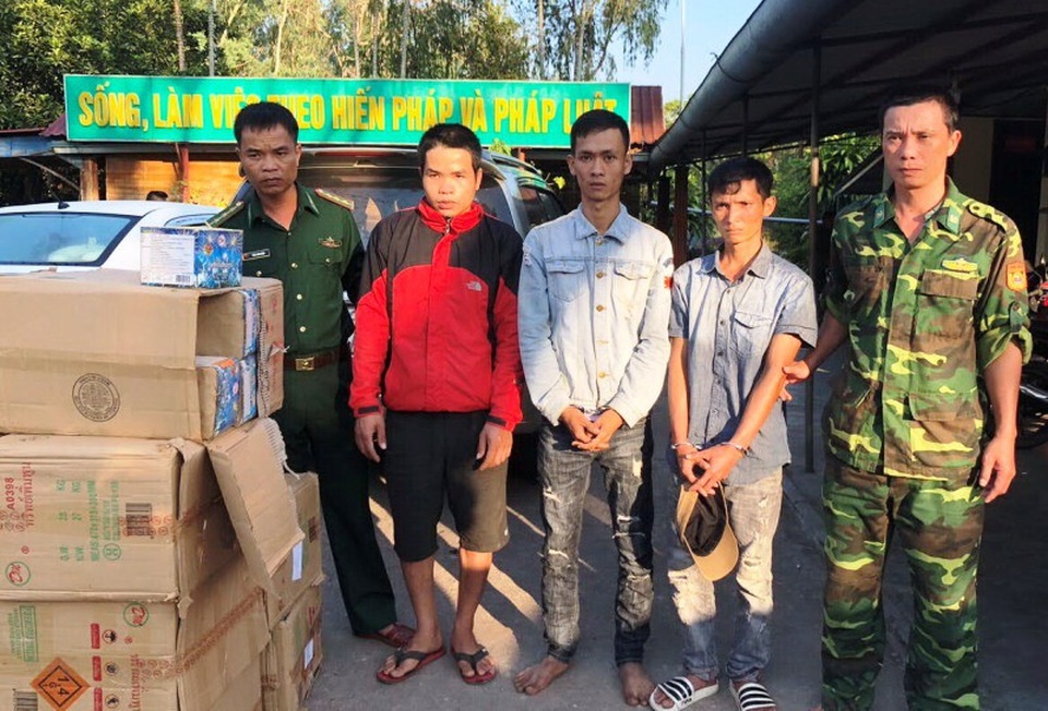 Bắt gần 3 tạ pháo lậu ở vùng biên đang tuồn vào nội địa - 1 Các đối tượng vận chuyển pháo bị bắt giữ.