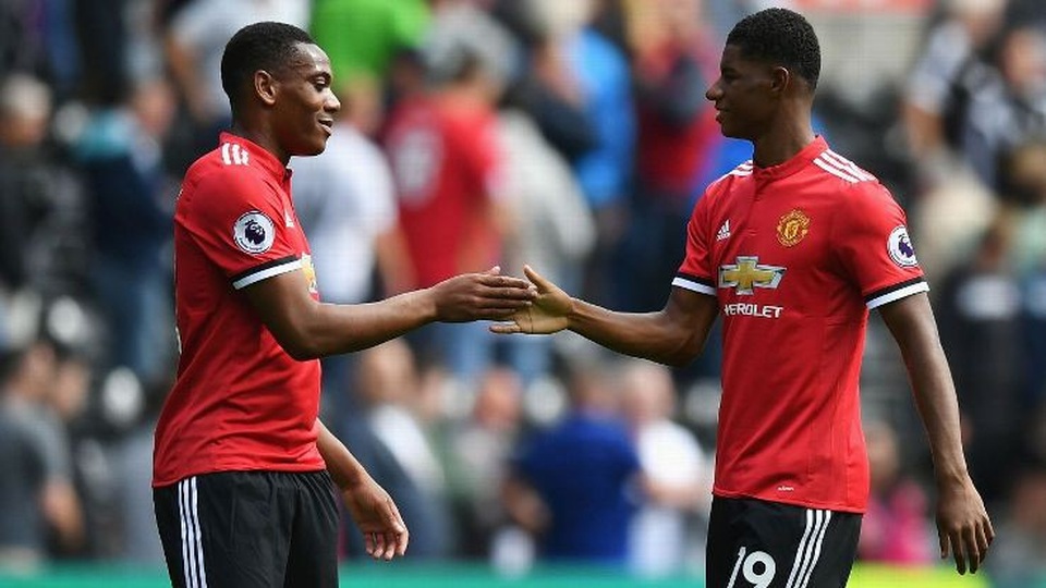 Martial sắm vai "thủ lĩnh" giúp Man Utd vượt cơn khủng hoảng - 1 Martial (trái) từng không có nhiều cơ hội đá chính khi phải san sẻ trọng trách ở cánh trái với Rashford (phải)