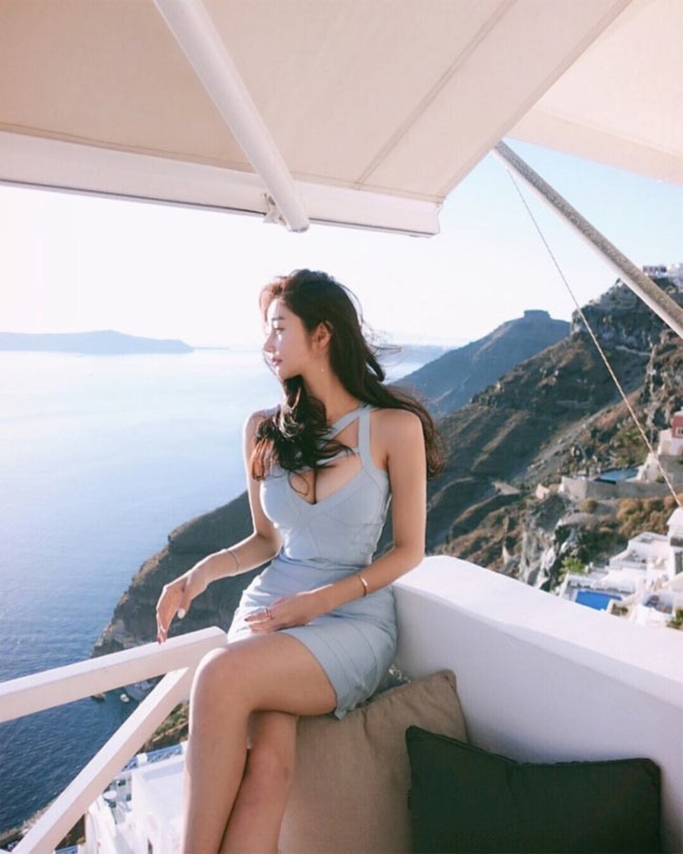 Cô gái Hàn đã xinh còn khéo mặc sexy khiến phái mạnh ngây ngất từ giây đầu tiên - 12
Những kiểu đầm cuốn ôm sát phô bày được đường cong đẹp của cô gái Hàn có dáng cao ráo như người mẫu.