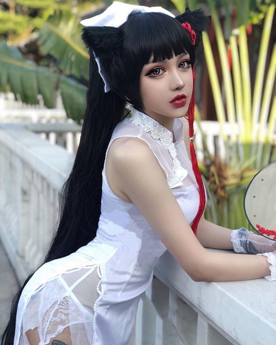 3 cô gái trẻ Trung Quốc bị nghi "không có thực" vì vóc dáng bốc lửa - 15
Hot girl này thường trang điểm sắc sảo với len mắt màu nổi bật, đánh mắt đậm, to tròn, sống mũi cao cùng đôi môi trái tim gợi cảm.