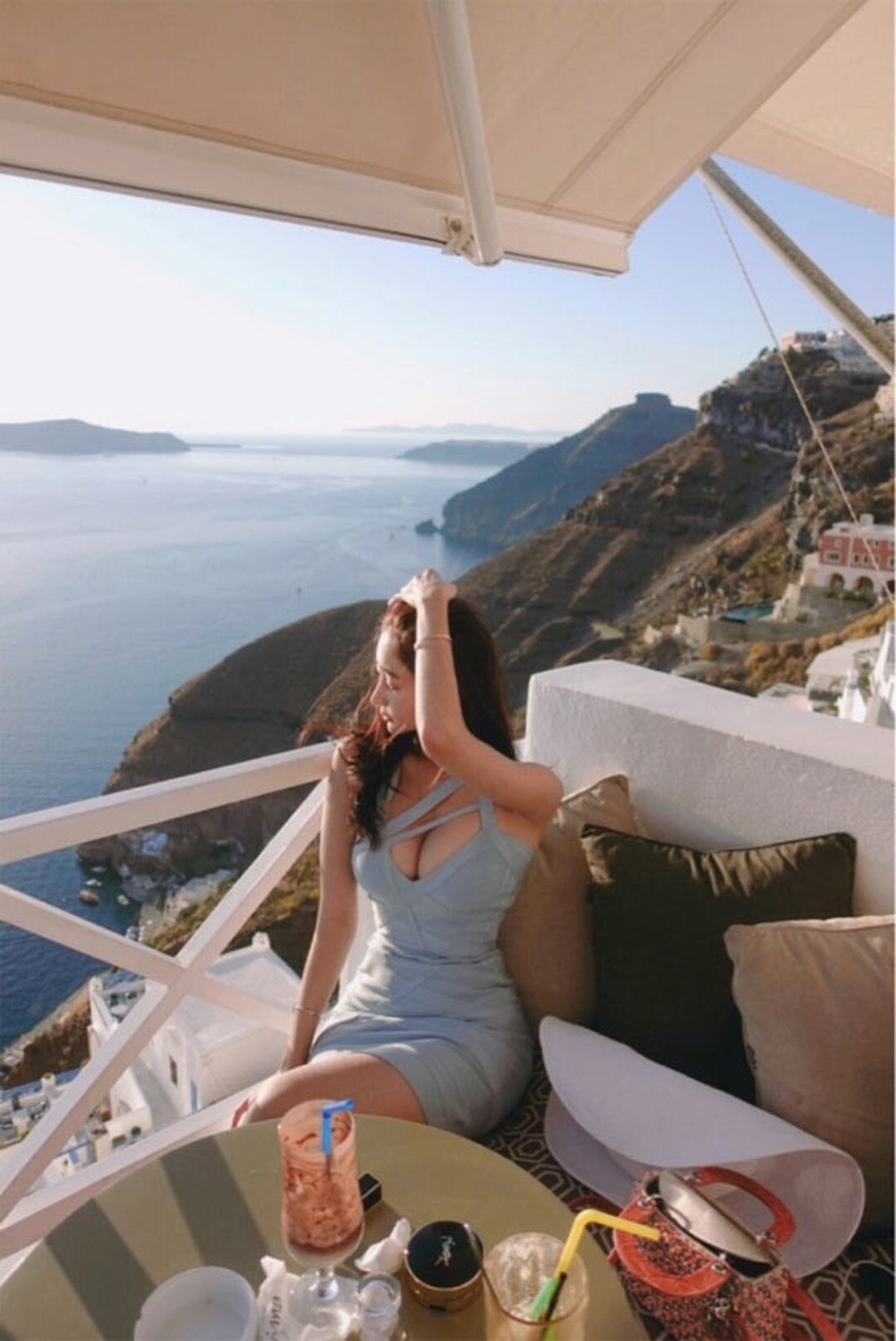 Cô gái Hàn đã xinh còn khéo mặc sexy khiến phái mạnh ngây ngất từ giây đầu tiên - 16
Cô được hâm mộ nhờ gu mặc hàng hiệu khá sang trọng và nữ tính.