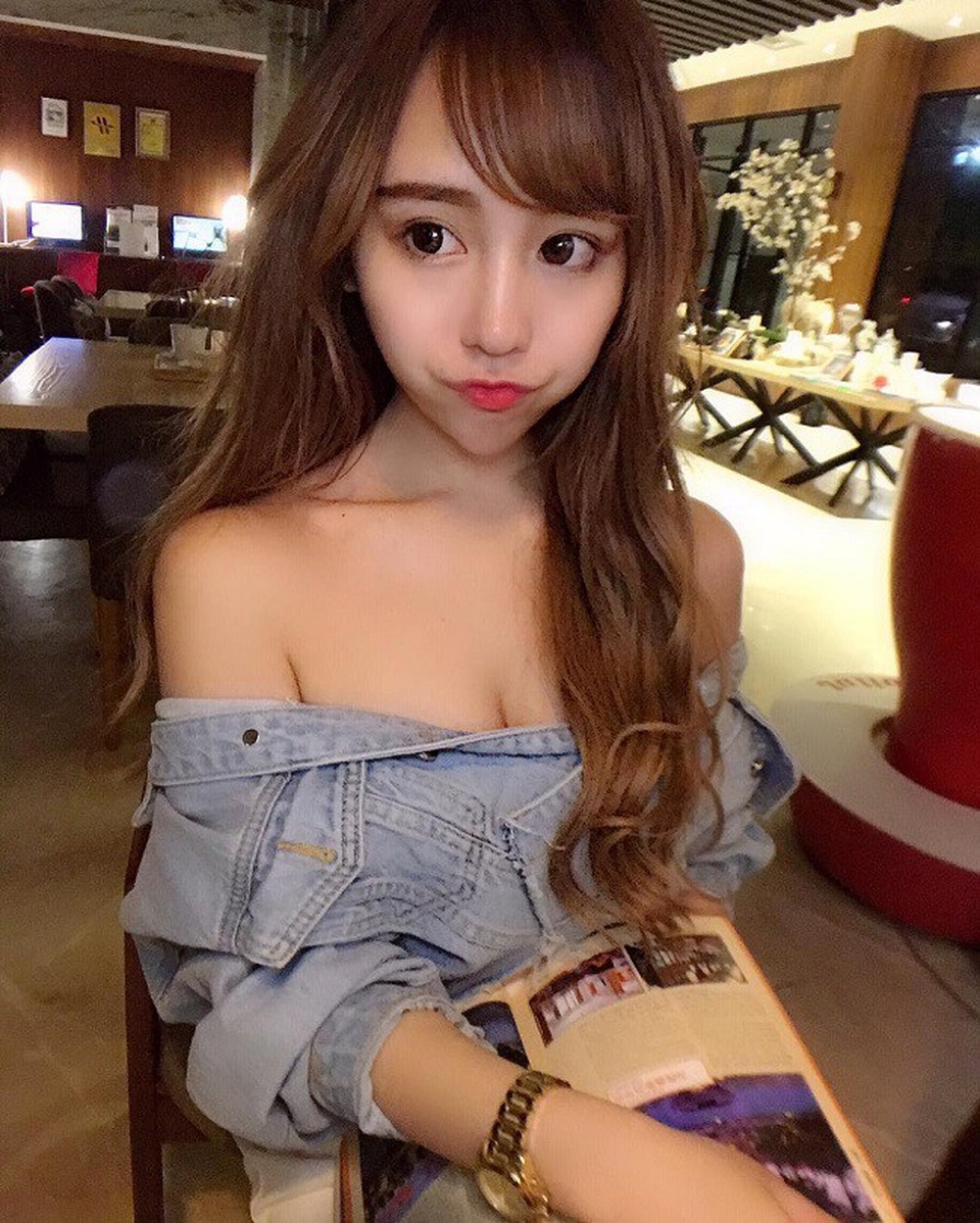 3 cô gái trẻ Trung Quốc bị nghi "không có thực" vì vóc dáng bốc lửa - 5
Tuy nhiên, cô bị nghi ngờ đã chỉnh sửa gương mặt để có đôi mắt to tròn, chiếc cằm nhọn.