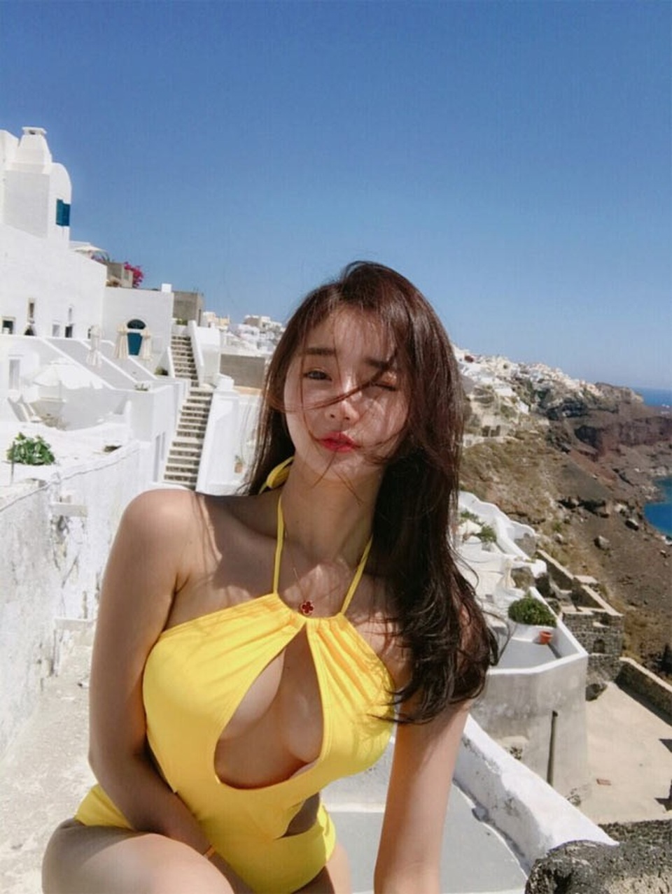 Cô gái Hàn đã xinh còn khéo mặc sexy khiến phái mạnh ngây ngất từ giây đầu tiên - 10
Vivi cũng là một blogger du lịch, cô đi khắp nơi trên thế giới và lưu lại những hình ảnh khoe phong cách sang trọng.