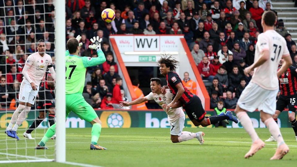 Bournemouth 1-2 Man Utd: Thoát hiểm ở phút bù giờ - 4
Cú dứt điểm bằng đầu của Rashford