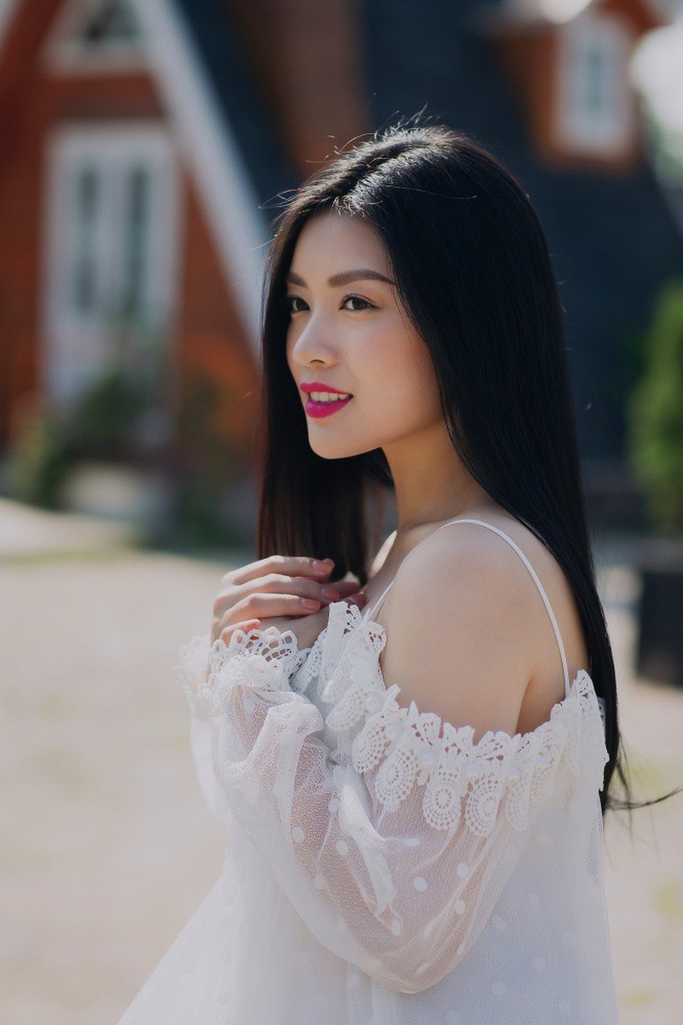 Nữ ca sĩ sinh năm 1995 tung ra bộ hình đón sinh nhật tuổi mới, diễn tả vẻ đẹp thanh xuân, mơ mộng của một cô gái mơ ước một cuộc sống an nhiên, nhẹ nhàng giữa thiên nhiên dịu dàng.