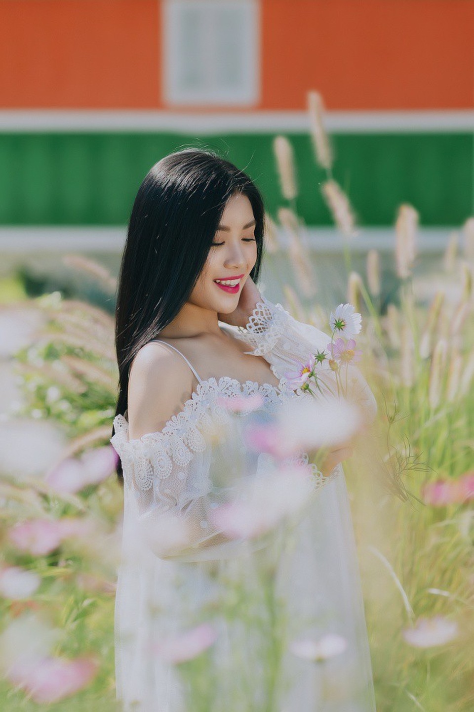 Nickname “công chúa” cũng được cho là hợp với phong cách thời trang của Thu Hằng, cô thích những thiết kế nhẹ nhàng, mang hơi hướng “tiểu thư”. Thu Hằng tiết lộ, mặc dù gout thời trang đôi khi hơi… công chúa, nhưng Thu Hằng là cô gái rất quyết liệt và mạnh mẽ, cô cũng yêu thích style cá tính, khoáng đạt trong trang phục.