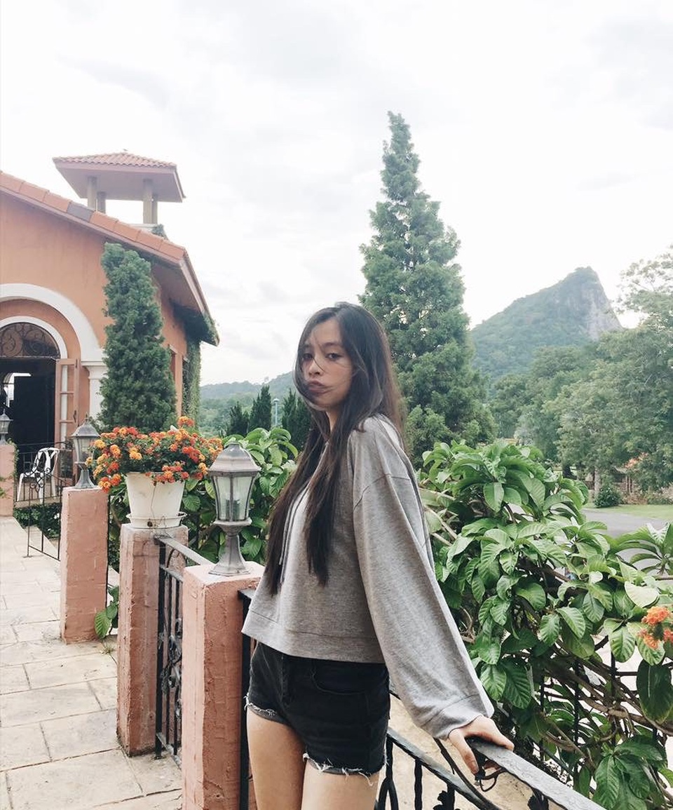 Tiểu Vy gây "choáng" bởi mặt mộc, Đỗ Mỹ Linh sexy “kiệm vải” lạ lùng - 10 Tiểu Vy gây "choáng" bởi mặt mộc, Đỗ Mỹ Linh sexy “kiệm vải” lạ lùng - 10