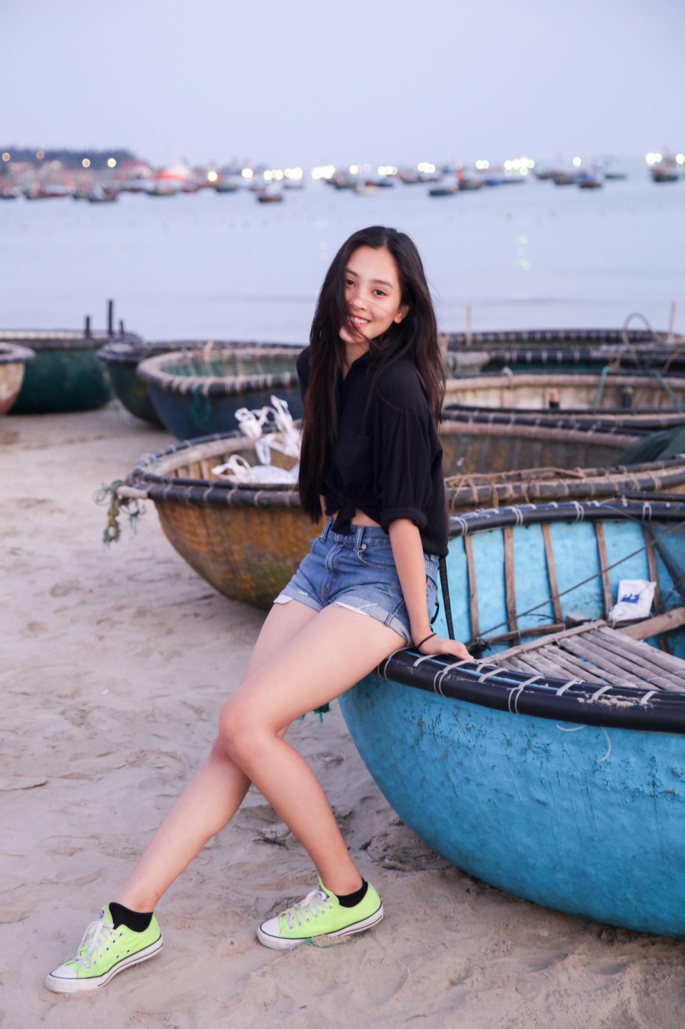 Tiểu Vy gây "choáng" bởi mặt mộc, Đỗ Mỹ Linh sexy “kiệm vải” lạ lùng - 7 Với ngoại hình và chiều cao chuẩn như thế, Hoa hậu Tiểu Vy dễ dàng chinh phục bất cứ loại trang phục nào.