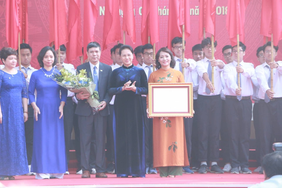 Chủ tịch Quốc hội Nguyễn Thị Kim Ngân dâng hoa ở ngôi trường 110 năm tuổi - 3 Chủ tịch Quốc hội Nguyễn Thị Kim Ngân dâng hoa ở ngôi trường 110 năm tuổi - 3