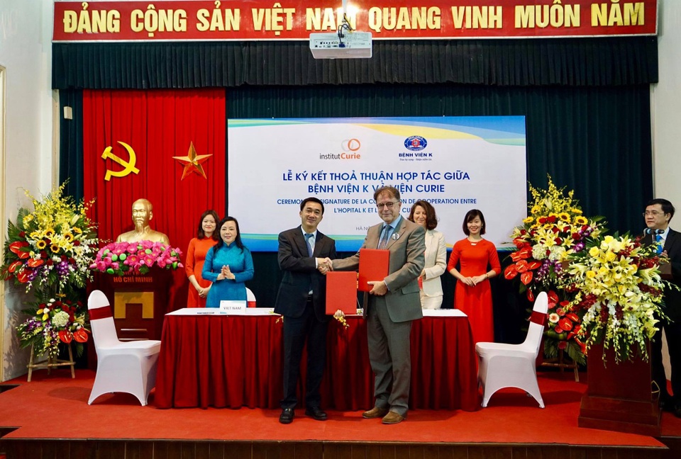 Việt Nam hợp tác với Pháp trong lĩnh vực điều trị ung thư - 1 TTND. PGS.TS. Nguyễn Thị Kim Tiến Bộ trưởng Bộ Y tế Việt Nam cùng GS.TS. Agnès Buzyn, Bộ trưởng Bộ Đoàn kết và Y tế, Cộng hòa Pháp chứng kiến lễ ký kết thỏa thuận hợp tác.