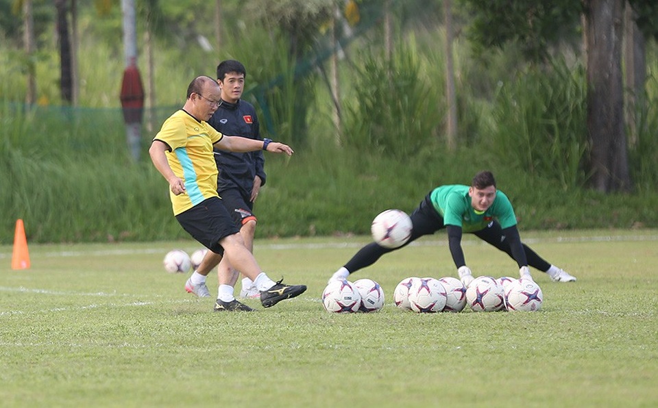HLV Park Hang Seo chỉnh sửa kỹ thuật cho Đặng Văn Lâm - 1 HLV Park Hang Seo chỉnh sửa kỹ thuật cho Đặng Văn Lâm - 1