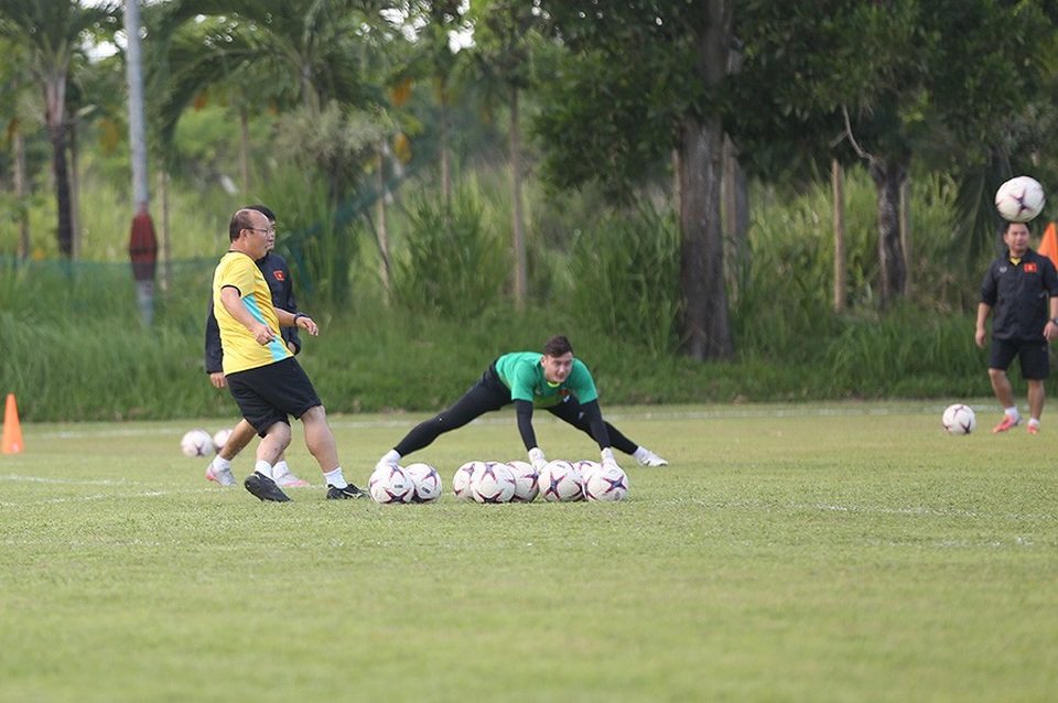 HLV Park Hang Seo chỉnh sửa kỹ thuật cho Đặng Văn Lâm - 2 HLV Park Hang Seo chỉnh sửa kỹ thuật cho Đặng Văn Lâm - 2