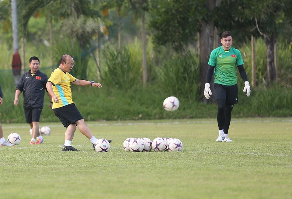 HLV Park Hang Seo chỉnh sửa kỹ thuật cho Đặng Văn Lâm - 3 HLV Park Hang Seo chỉnh sửa kỹ thuật cho Đặng Văn Lâm - 3
