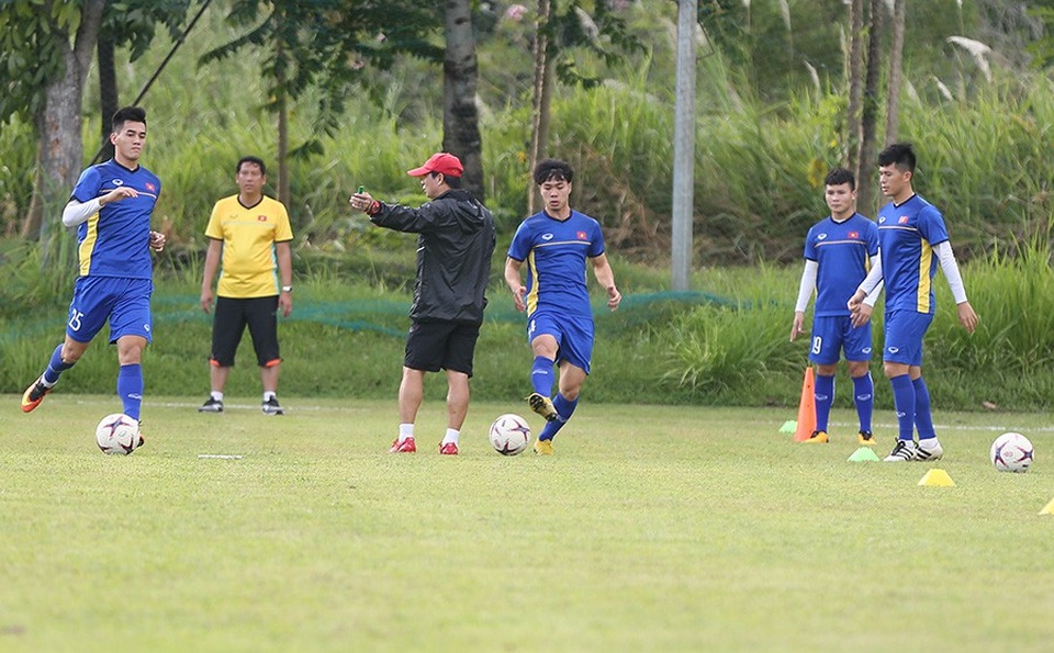 HLV Park Hang Seo chỉnh sửa kỹ thuật cho Đặng Văn Lâm - 8 HLV Park Hang Seo chỉnh sửa kỹ thuật cho Đặng Văn Lâm - 8