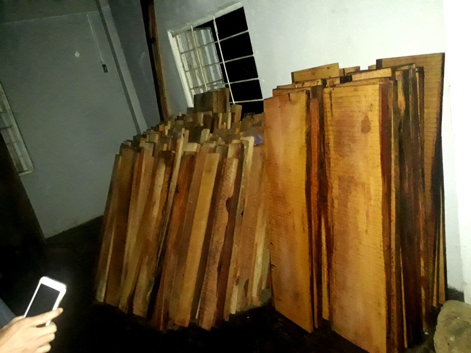 Phát hiện gỗ lậu trong kho Nhà máy thủy điện Sông Tranh 3 - 2 Số gỗ được lực lượng Công xã Tiên Lãnh phát hiện trên xe tải và trong kho nhà máy thủy điện Sông Tranh 3