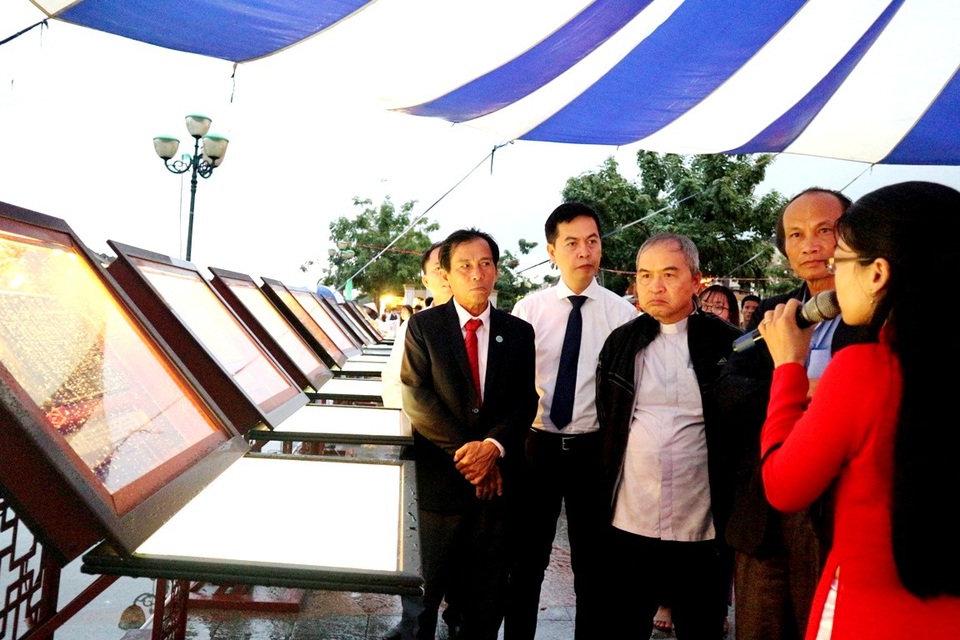 Triển lãm Quốc hiệu và kinh đô nước Việt qua các thời kỳ lịch sử - 2 Các đại biểu nghe thuyết minh về triển lãm chuyên đề “Quốc hiệu và Kinh đô nước Việt trong lịch sử qua Mộc bản Triều Nguyễn - Di sản tư liệu thế giới”