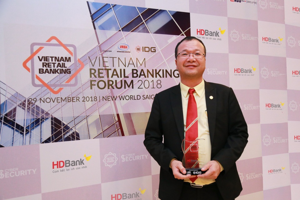 Ông Trần Quốc Anh – Giám đốc Khối Khách hàng Cá nhân HDBank chụp cùng cúp giải thưởng Ngân hàng Bán lẻ Tiêu biểu