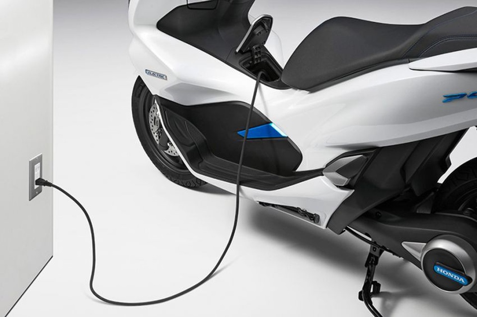 Honda bắt đầu bán xe PCX chạy hoàn toàn bằng điện - 2 Honda bắt đầu bán xe PCX chạy hoàn toàn bằng điện - 2