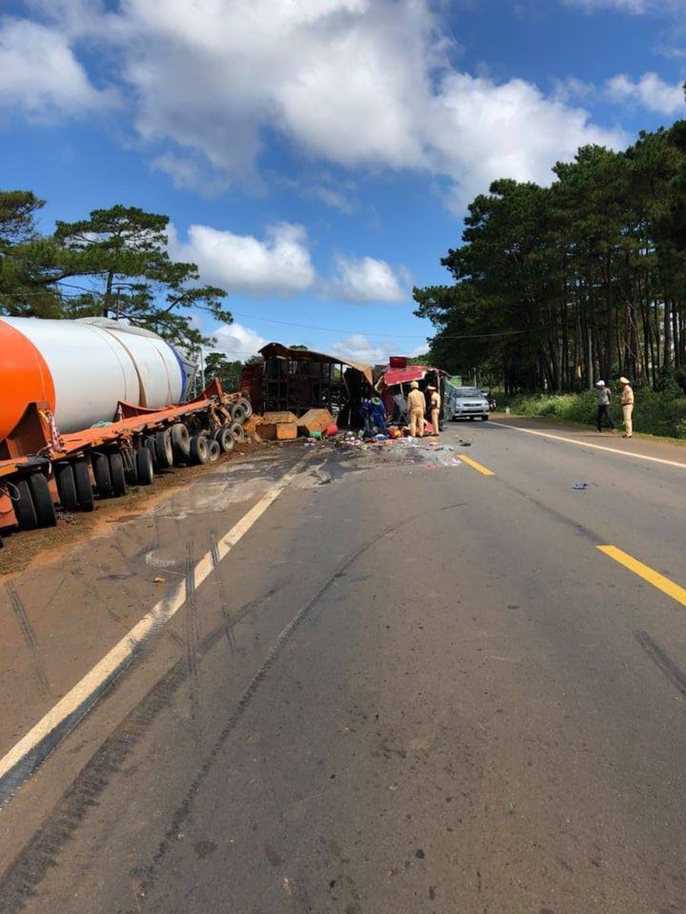 Xe chở trụ điện gió lật nghiêng, tài xế may mắn thoát chết - 2 Chiếc xe chở trụ điện gió lớn gặp tai nạn