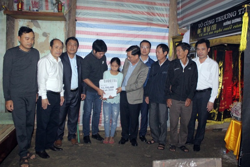 Bạn đọc báo Dân trí ủng hộ gần 53 triệu đồng đến bé Hoài An mồ côi cả cha lẫn mẹ - 2 Trước sự chứng kiến của đại diện chính quyền địa phương, phóng viên báo Dân trí đã trao số tiền này đến tận tay em Võ Thị Hoài An.