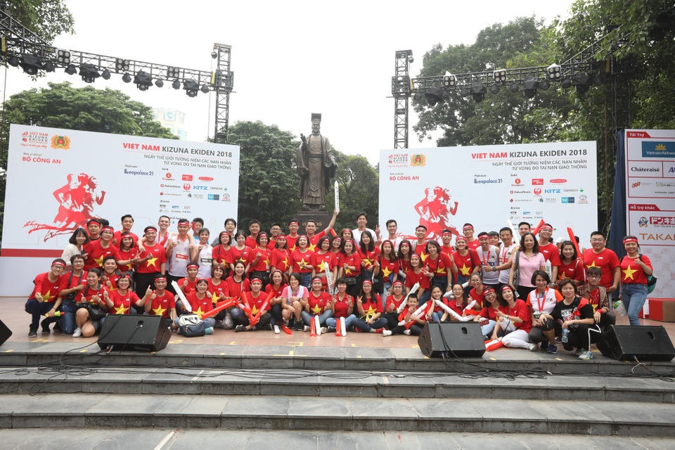 Vietnam Kizuna Ekiden 2018 - Kết nối triết lý "Tất cả vì con người" - 2
Cổ động viên từ Dai-ichi Life Việt Nam nhuộm đỏ khán đài