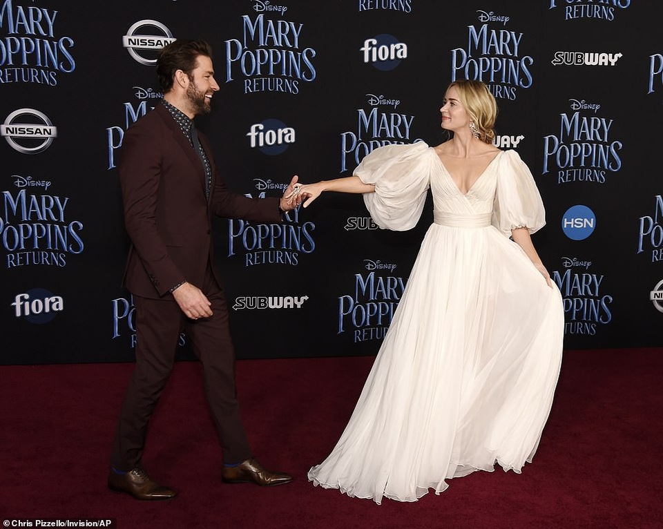 Sao phim "Yêu nữ thích hàng hiệu" khoe nhan sắc lộng lẫy - 1
Emily Blunt sánh đôi chồng John Krasinski dự công chiếu phim mới Mary Poppins Returns tại Mỹ ngày 29/11 vừa qua