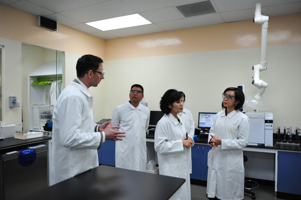 Bà Trần Thị Lệ CEO Nutifood thăm phòng nghiên cứu thí nghiệm của BASF khu vực Đông nam á