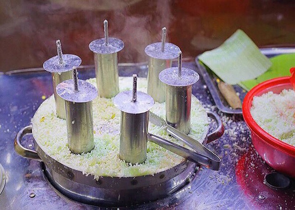 Bỏ việc nhà nước về bán xôi; Bán bánh lạ vỉa hè thu tền triệu/tháng - 3 Thời gian hấp chín một chiếc bánh chỉ 2-3 phút đồng hồ.