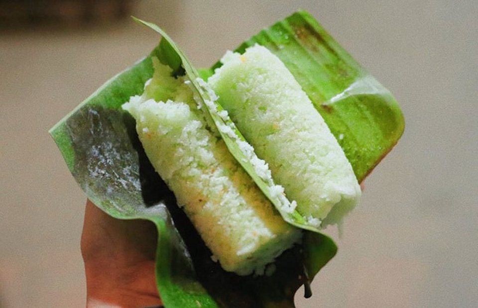 Bỏ việc nhà nước về bán xôi; Bán bánh lạ vỉa hè thu tền triệu/tháng - 2 Bánh ống lá dứa miền Tây đang gây sốt trên vỉa hè Hà Nội.